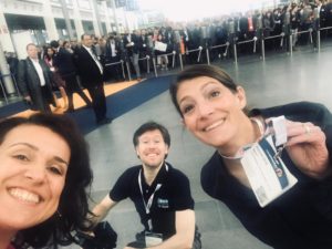 2 Messe TV Redakteurinnen und 1 Kamera lächeln im Hintergrund Messebesucher kurz vor Einlass