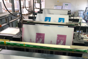 Kinderbuch-Druck: Druckplatten für 4-Farbdruck des Buchüberzugs von Magische Welt der Dinge, Antons geheime Reise mit Paul Pulli kommen aus dem Werk der Druckmaschine