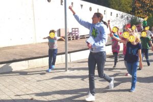 Action-Einlage "Fliegen" (Laufen) bei Lesung in Grundschule aus Antons geheime Reise mit Paul Pulli